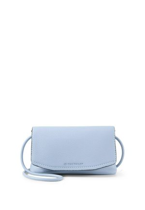 Lichtblauwe, gestructureerde leren crossbodytas met klep en dunne band, aan de voorkant voorzien van het merk "Tom Tailor".