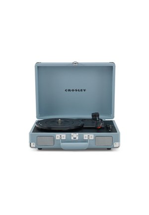 Tourne-disque Crosley portable bleu clair de style valise avec couvercle ouvert, bras de lecture, plateau et haut-parleurs intégrés à l'avant.