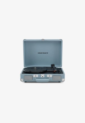 Tourne-disque Crosley portable bleu clair de style valise avec couvercle ouvert, bras de lecture, plateau et haut-parleurs intégrés à l'avant.