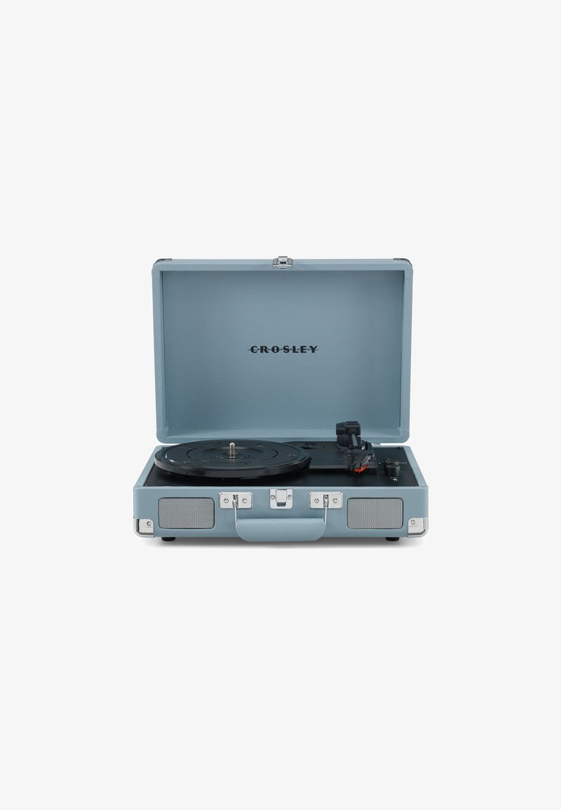 Tocadiscos Crosley portátil estilo maleta en azul claro, con tapa abierta, brazo fonocaptor, plato y altavoces delanteros integrados.