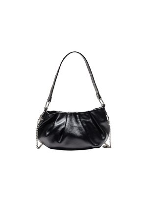 Sac à bandoulière en cuir noir brillant avec design plissé, accents en chaîne argentée et une sangle texturée ornée de clous.