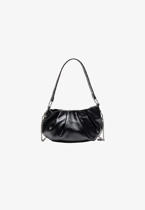 Sac à bandoulière en cuir noir brillant avec design plissé, accents en chaîne argentée et une sangle texturée ornée de clous.