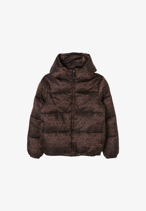 Giacca a vento marrone con cappuccio, zip frontale, polsini elasticizzati e motivo ripetuto del logo nero "MOSCHINO" su tutta la superficie.