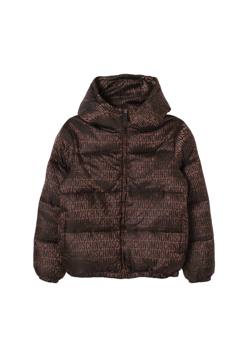 Bruine pufferjas met capuchon, voorrits, elastische manchetten en een herhaald zwart "MOSCHINO" logo patroon over de hele jas.