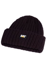Donkerpaarse geribbelde gebreide beanie met een omgeslagen rand en een contrasterend zwarte label met een wit logo en gele accent.