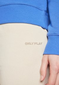 ONLY Play ONPMELINA SLIM CUFF - Joggebukse - pumice stone