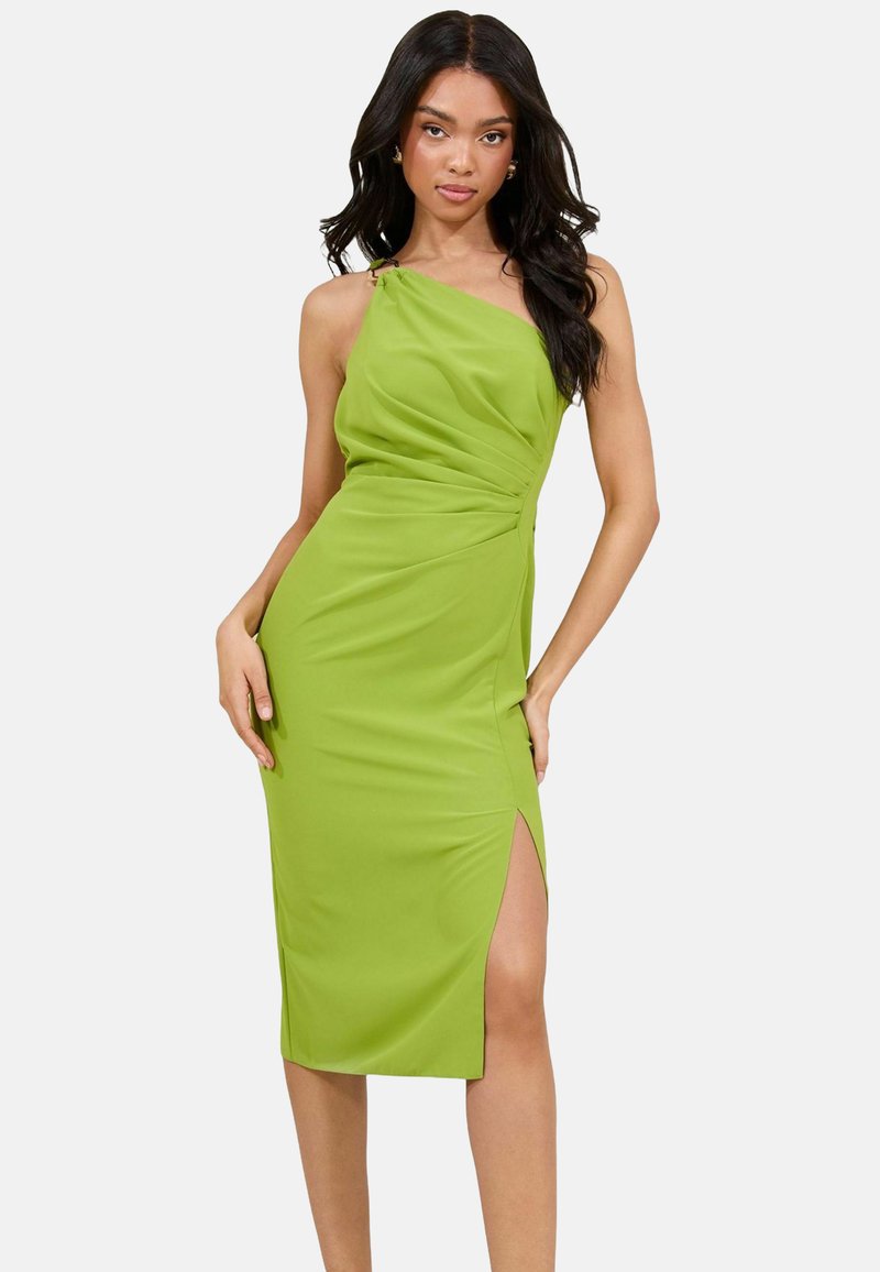 Rochie verde din satin, cu un umăr, design drapat, fanta până la coapsă și textură netedă. Dispune de accesorii minimale pentru un aspect curat.