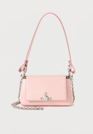 Borsa rosa in similpelle con una forma rettangolare strutturata, caratterizzata da una catena e una tracolla per versatilità, e un elemento decorativo in metallo argento.