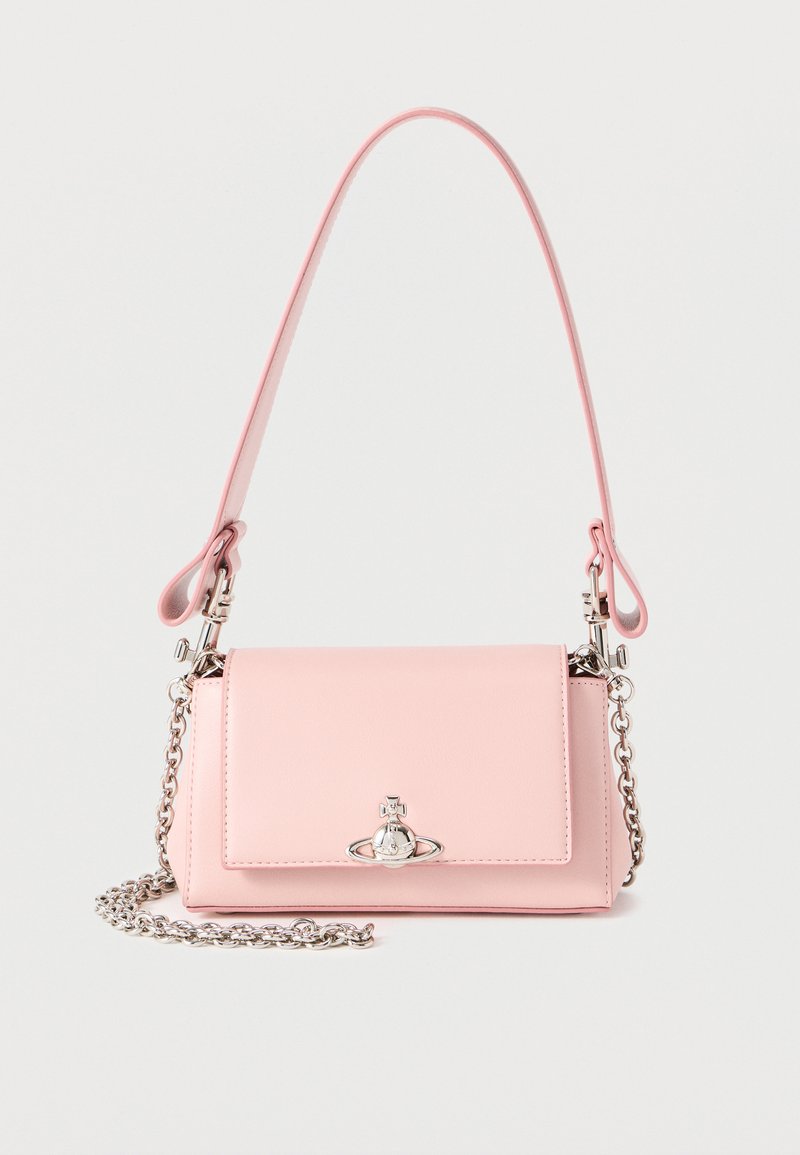 Ροζ γυναικεία τσάντα από συνθετικό δέρμα με δομη μένο ορθογώνιο σχήμα, που διαθέτει αλυσίδα και λουρί για ευελιξία, καθώς και διακοσμητικό ασημένιο μεταλλικό στοιχείο.