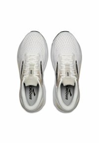 Weiße Sportschuhe mit atmungsaktivem Mesh-Obermaterial, schwarzen Akzenten, gepolsterten Sohlen und neutralem Design. Verfügt über eine einfache Schnürung und Markenkennzeichnung.