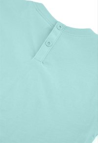 Top de manga corta azul claro con cuello redondo y dos botones en la parte posterior. Fabricado en suave y lisa tela de algodón.