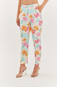 Kalhoty s květinovým potiskem v pastelových barvách, s vysokým pasem, bočními kapsami a užším střihem, vyrobené z lehkého materiálu.