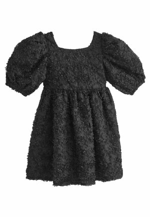 Robe noire avec un décolleté carré, des manches ballons et des embellissements floraux texturés. Jupe évasée, fabriquée avec un tissu léger.