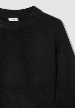 Maglione nero lavorato a maglia con scollatura a girocollo, caratterizzato da una consistenza morbida e una vestibilità comoda. L'etichetta mostra il nome del marchio "Terranova" e la taglia "S."