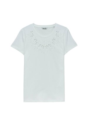 Camiseta blanca de algodón con mangas cortas, escote redondo y detalles de bordado floral en el pecho. Textura suave, diseño casual.