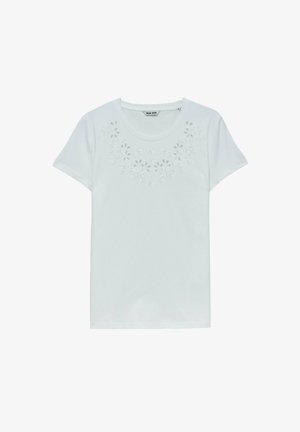 Camiseta blanca de algodón con mangas cortas, escote redondo y detalles de bordado floral en el pecho. Textura suave, diseño casual.