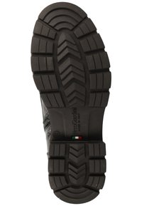 Černá gumová podrážka s hlubokým vzorkem a vroubkovanými drážkami, s vyraženým logem „NeroGiardini“ a barevným akcentem v barvách italsk�é vlajky.