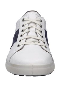 Bílé kožené tenisky s námořnickými akcenty, kulatá špička, šest oček a texturovaný svršek. Gumová podešev s hladkým povrchem.