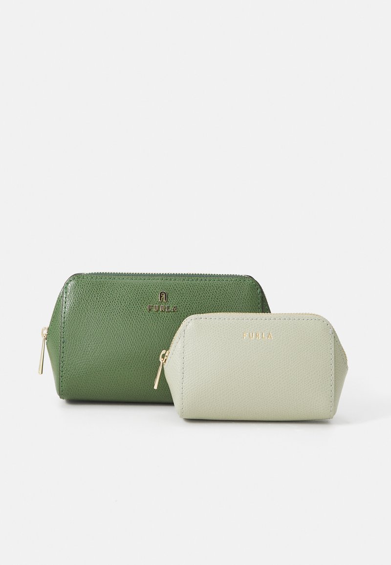 To kosmetiske vesker med glidelås i teksturert skinn. Den større er mørkegrønn, mens den mindre er lys grønn, begge med gull-logoer.