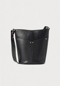 Μαύρη δερμάτινη τσάντα χειρός με λεία υφή, δομημένο σχήμα και δύο μπροστινές τσέπες. Διαθέτει εξαρτήματα σε χρυσό τόνο και μακρύ ιμάντα.