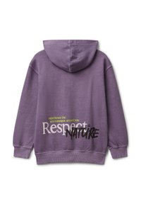 Lila Kapuzensweatshirt mit dem Text "Erlebe die Umwelt um dich herum. Respektiere die NATUR" auf der Rückseite in gelber, weißer und schwarzer Schrift.