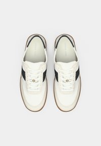 Ténis brancos e azul-marinho com parte superior em couro macio e tecido, biqueira arredondada, design com atacadores, sola de borracha e detalhe em dourado.