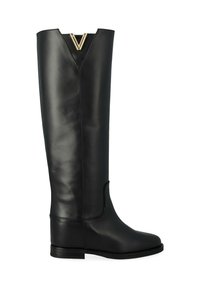 Stivale in pelle nera al ginocchio con punta rotonda e tacco basso. Presenta un taglio a V nella parte superiore con dettagli in metallo dorato.