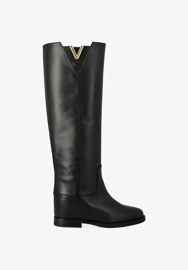 Botte en cuir noire montante jusqu'au genou avec un bout arrondi et un talon bas. Présente une découpe en V en haut avec des accents en métal doré.