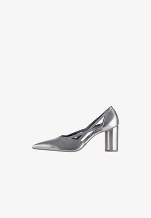 Srebrne szpilki ze spiczastym noskiem, wycięciami po bokach i masywnym, średniej wysokości obcasem na białym tle.