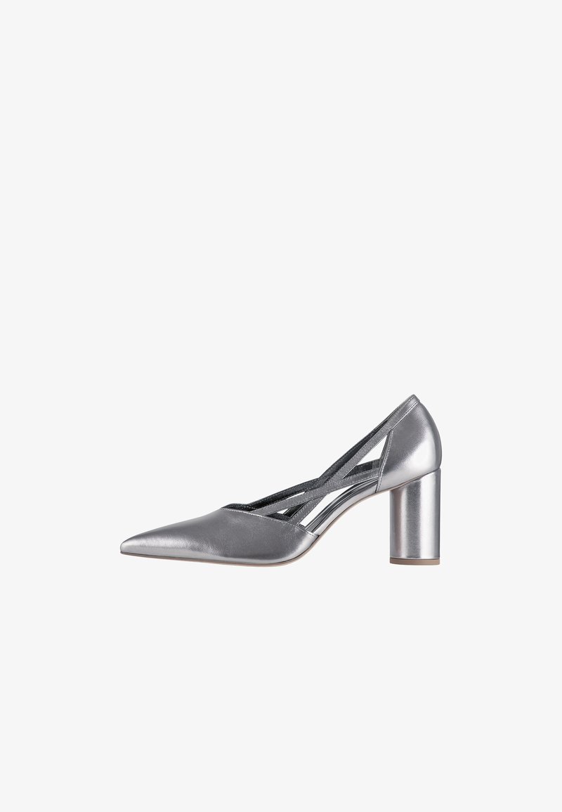 Srebrne szpilki ze spiczastym noskiem, wycięciami po bokach i masywnym, średniej wysokości obcasem na białym tle.