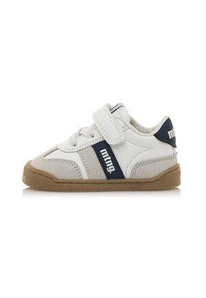 Witte en grijze kindersneakers van een mix van suede en leer, met een donkerblauwe streep en klittenbandsluiting, en een getextureerde tan rubberen zool.