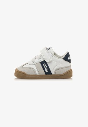 Weiße und graue Kindersneaker aus einer Mischung von Wildleder und Leder, mit einem dunkelblauen Streifen und Klettverschluss, strukturierter beigefarbener Gummisohle.