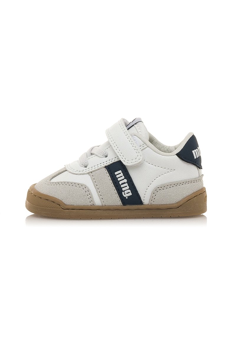 Sneakers per bambini bianchi e grigi con una combinazione di suede e pelle, caratterizzati da una striscia blu scuro e fascia in Velcro, suola in gomma testa di moro testurizzata.