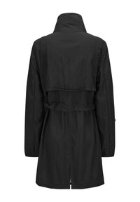 Schwarzer Trenchcoat mit hohem Kragen und einem geschichteten Rückendesign. Verfügt über lange Ärmel und eine mit Reißverschluss versehenen Mittelnaht für den Verschluss.