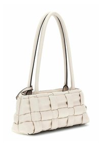 Sac à main en cuir tressé blanc de forme rectangulaire, avec une texture matelassée et deux poignées pour les épaules. Présente un contour noir contrastant.