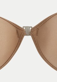 Bra beige chiaro con tessuto liscio, coppe sagomate e un fermo in plastica trasparente al centro. Le cuciture sono visibili lungo i bordi.