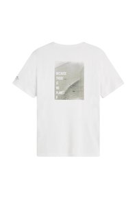 Una camiseta de algodón blanca presenta un gráfico impreso central con el texto "PORQUE NO HAY UN PLANETA B" y una foto ambiental en tonos apagados.