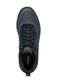 Granatowe buty turystyczne z górnej części wykonanej ze skóry i zamszu, sznurowane, z wyściółką wokół kostki. Posiadają wytłoczone logo oraz gumową podeszwę zapewniającą przyczepność.