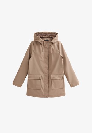 Beige waterdichte regenjas met capuchon, vooraan drukknoopsluiting, verstelbare trekkoordcapuchon en twee grote klepzakken.
