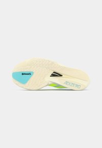 Adizero trkaća cipela s potplatom u off-white boji, koji ima teksturirani uzorak gripanja, s laganim plavim Continental logotipom i zelenim akcentima.