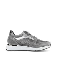 Grijze suède sneaker met metallic accenten, een gestructureerd zijpaneel en een witte rubberen zool. Veters en een gevoerde tong rond de afwerking.
