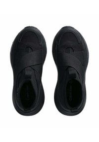 Zwarte instappers met kruisweefsel elastische bandjes, afgeronde neus en gevoerde zool. Gemaakt van gladdige stof met een minimalistisch ontwerp.