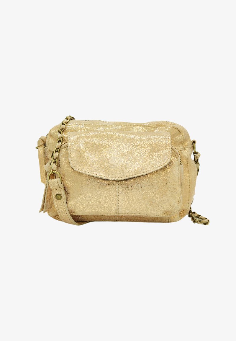 Sac à bandoulière en faux cuir métallisé doré avec un rabat avant, des chaînes et une surface texturée, doté d'une petite poche à l'avant.