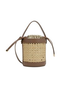 Borsa a secchiello rotonda realizzata in rattan naturale intrecciato con dettagli in pelle marrone, dotata di chiusura con coulisse e tracolla sottile.