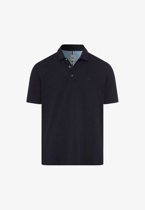 Polo shirt bleu marine en coton, avec un col à trois boutons, des manches courtes et un logo discret sur la poitrine. Texture lisse, coupe standard.