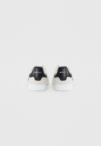 Sneakeri albi cu accente din piele neagră și logo; toc din suede texturat cu talpă din cauciuc neted; design low-top potrivit pentru ținute casual.