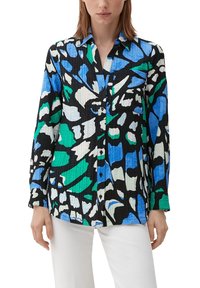 Zwarte button-up shirt met een levendig abstract patroon in blauw, groen en wit. Textuurstof met een relaxte pasvorm en lange mouwen.