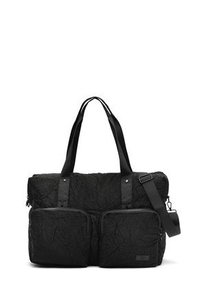 Zwarte nylon draagtas met een gekreukelde textuur, twee voorzakken met rits, dubbele handvatten en een afneembare schouderband.