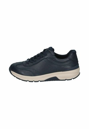 Zapatilla negra de cuero con parte superior texturizada, cordones negros y suela blanca gruesa con dibujo negro visible desde el lateral.