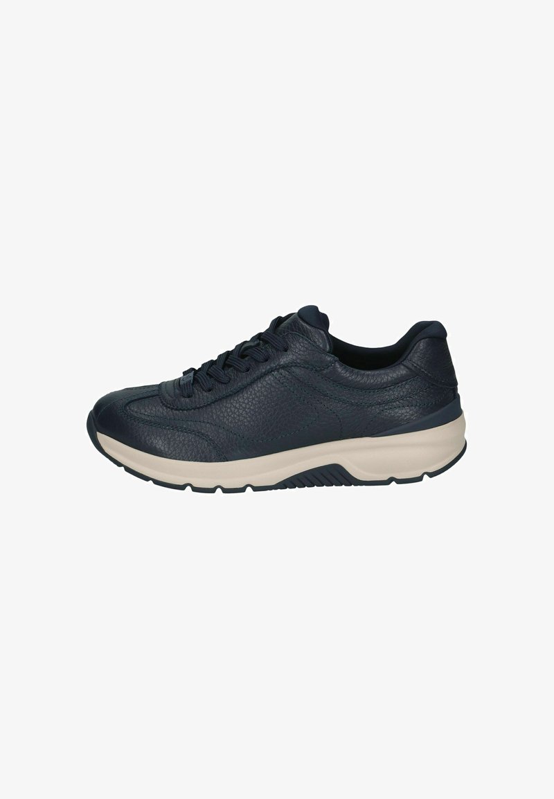 Baskets en cuir noir avec dessus texturé, lacets noirs et semelle blanche épaisse avec motif noir visible de côté.